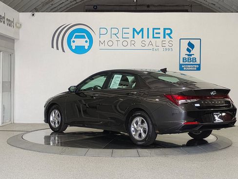 Used 2021 Hyundai Elantra SE image 3