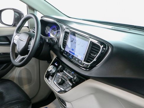 Used 2022 Chrysler Pacifica Touring-L FWD image 26