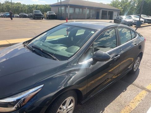Used 2018 Chevrolet Cruze LT w/ Convenience Package FWD image 3
