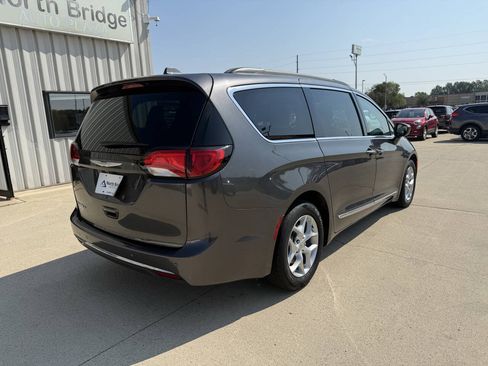Used 2017 Chrysler Pacifica Touring-L w/ Tire & Wheel Group FWD image 4