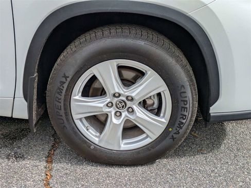 Used 2022 Toyota Highlander LE image 11