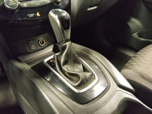 Used 2017 Nissan Rogue SV image 26