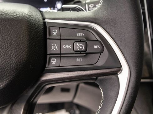 Used 2023 Jeep Grand Cherokee Limited w/ Black Appearance Package image 22