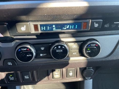 Used 2017 Toyota Tacoma TRD Sport image 29