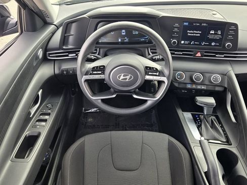 Used 2025 Hyundai Elantra SE FWD image 13