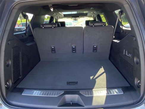 Used 2024 Chevrolet Suburban High Country w/ Advanced Technology Package image 9