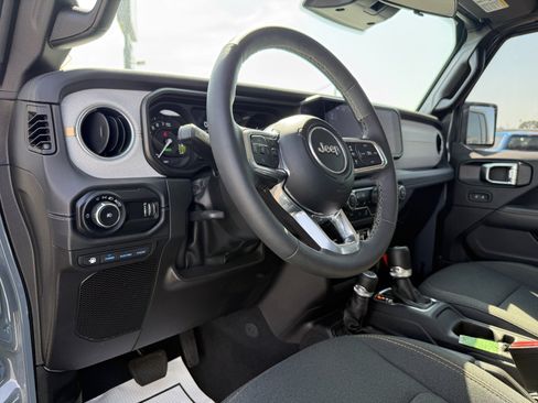 Used 2025 Jeep Wrangler Unlimited Sahara AWD/4WD image 18