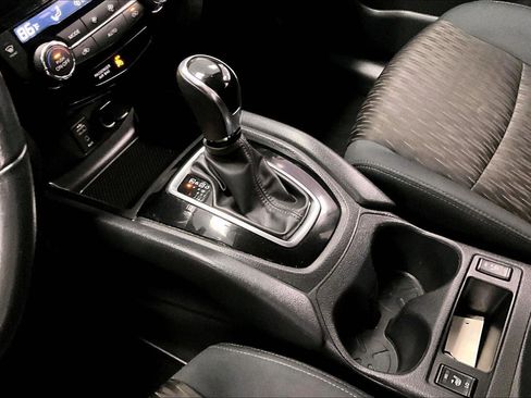 Used 2017 Nissan Rogue SV image 16