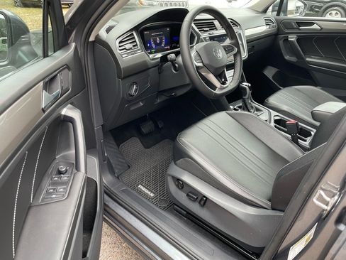 Used 2022 Volkswagen Tiguan SE w/ Panoramic Sunroof Package image 10