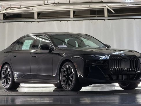 Used 2023 BMW 740i w/ Parking Assistance Package RWD image 6