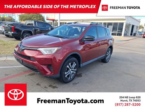 Used 2018 Toyota RAV4 LE image 1