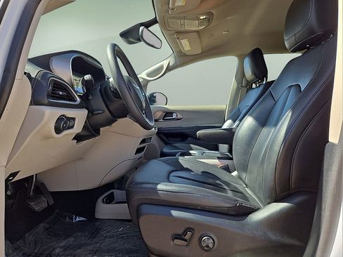 Used 2024 Chrysler Pacifica Select image 25