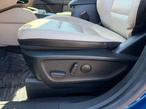 Used 2022 Ford Escape SEL w/ Technology Package AWD/4WD image 17