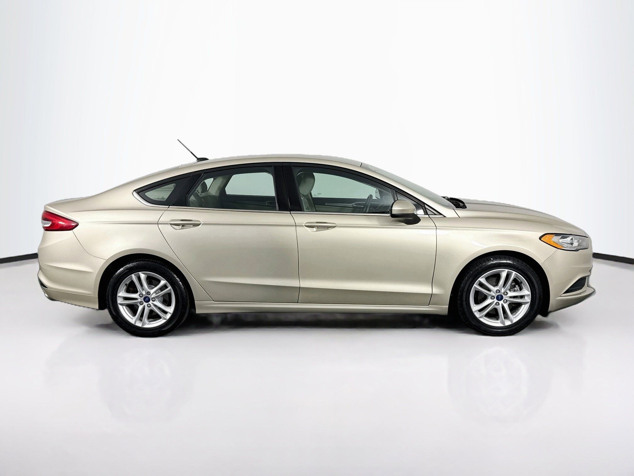 Used 2018 Ford Fusion SE FWD image 16