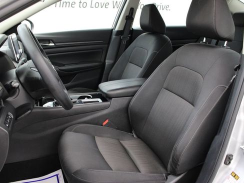 Used 2024 Nissan Altima 2.5 SV FWD image 14