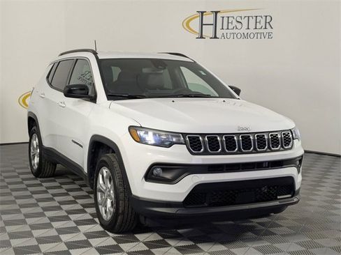 Used 2024 Jeep Compass Latitude image 2