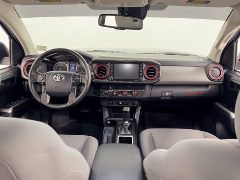Used 2020 Toyota Tacoma SR5 AWD/4WD image 17