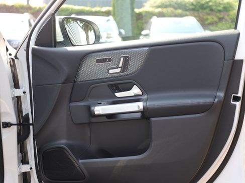 Used 2024 Mercedes-Benz EQB 300 4MATIC image 11