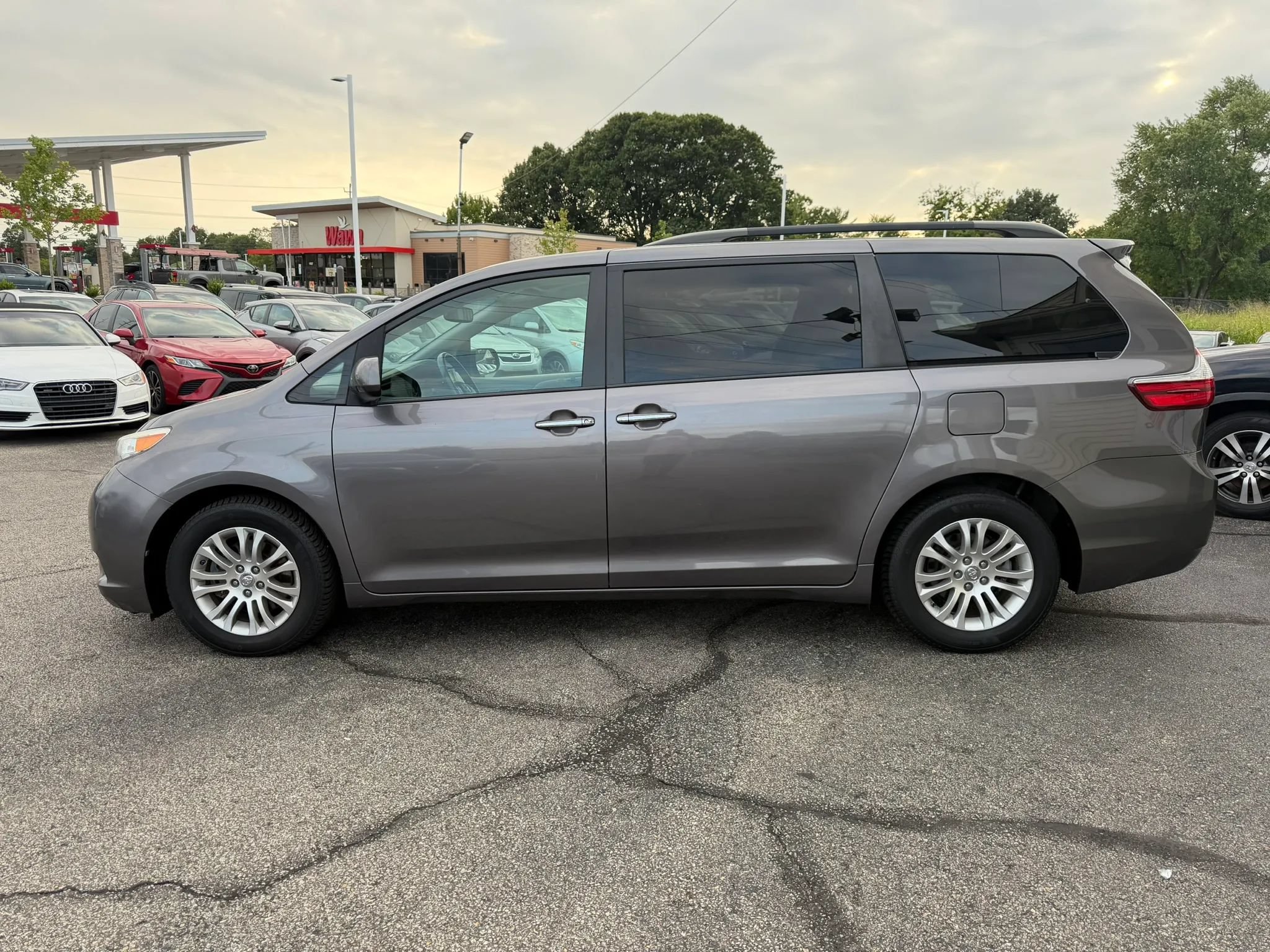 Used 2017 Toyota Sienna XLE Premium FWD image 2