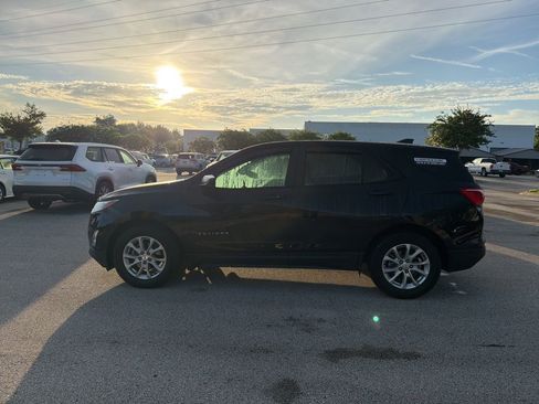 Used 2021 Chevrolet Equinox LS w/ LS Convenience Package FWD image 2