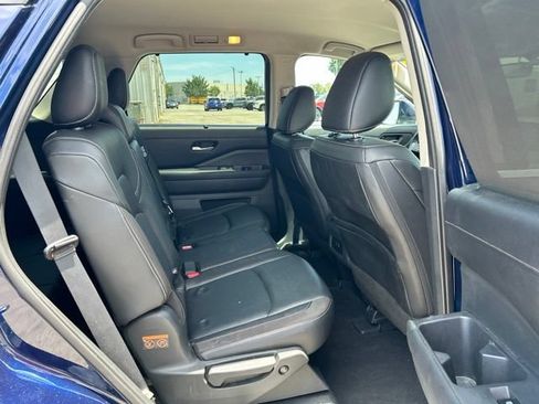 Used 2024 Nissan Pathfinder SL w/ Black Appearance Package AWD/4WD image 15