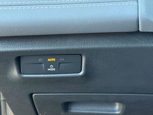 New 2025 Volkswagen Tiguan SE image 25