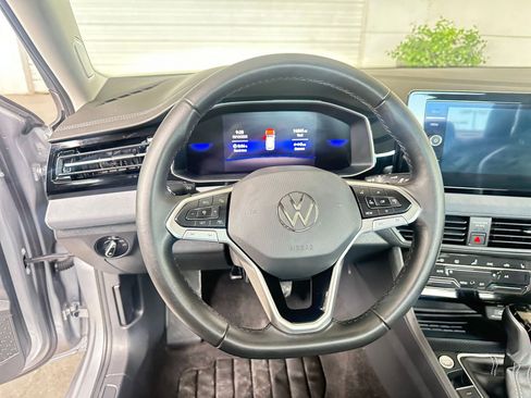 Used 2025 Volkswagen Jetta SE image 28