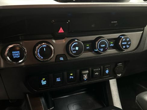 Certified 2020 Toyota Tacoma TRD Off-Road w/ Technology Package AWD/4WD image 19