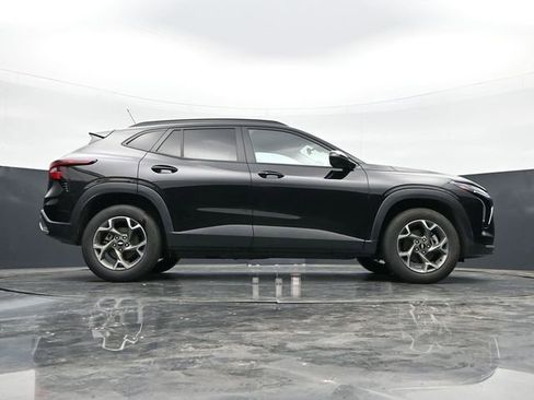 Used 2025 Chevrolet Trax LT w/ LT Convenience Package FWD image 41