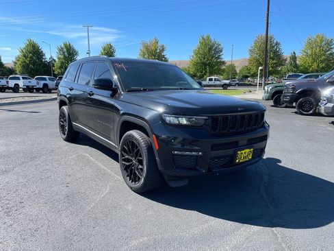 Used 2022 Jeep Grand Cherokee L Limited w/ Black Appearance Package AWD/4WD image 1