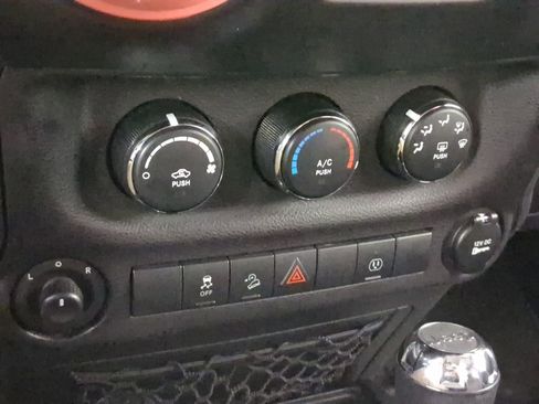 Used 2017 Jeep Wrangler Sahara w/ Connectivity Group image 13