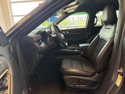 Used 2025 Ford Explorer ST-Line w/ ST-Line Street Pack AWD/4WD image 19