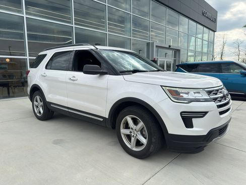 Used 2018 Ford Explorer XLT image 6