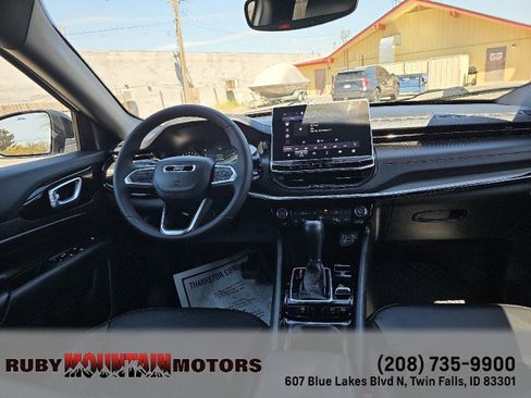 Used 2025 Jeep Compass Trailhawk AWD/4WD image 32
