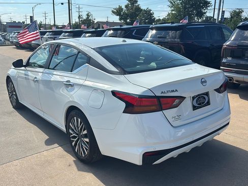 Used 2025 Nissan Altima 2.5 SV FWD image 4