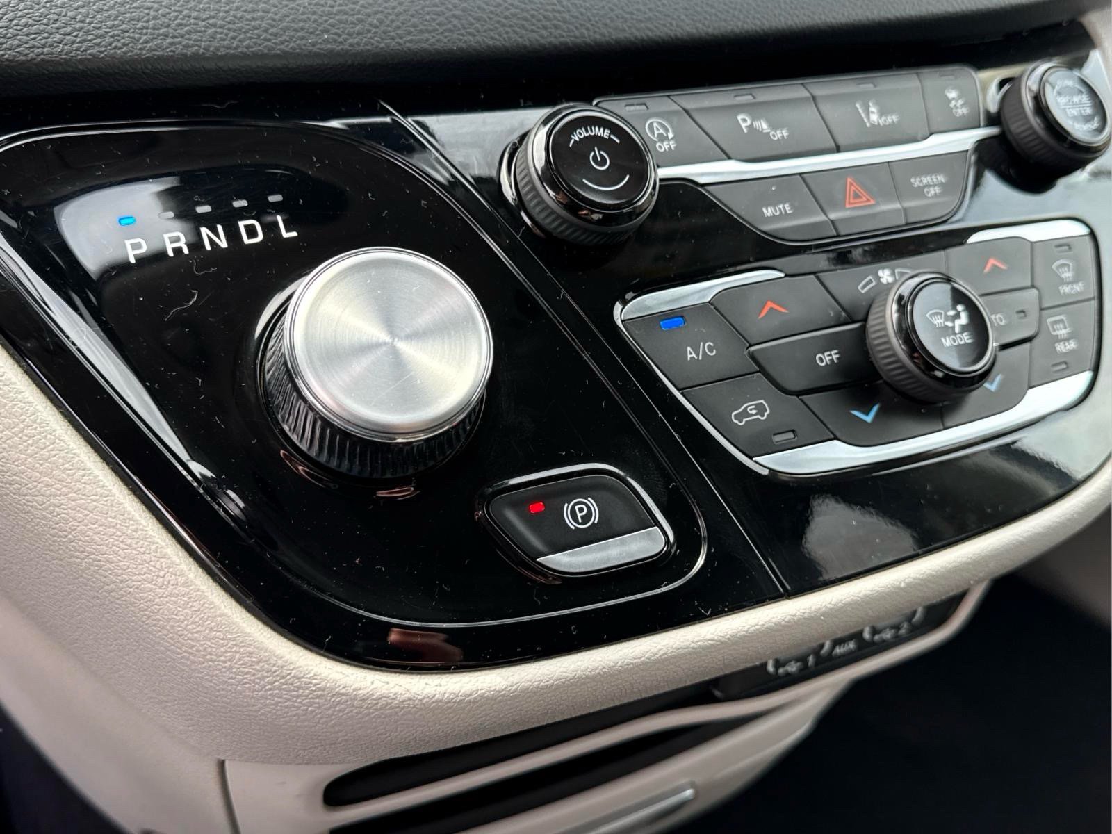 Used 2023 Chrysler Pacifica Touring-L FWD image 25