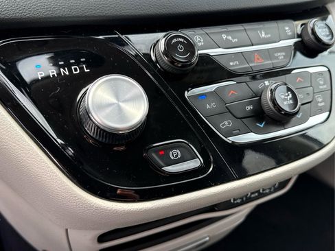Used 2023 Chrysler Pacifica Touring-L FWD image 25