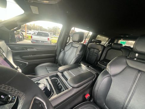 Used 2024 Jeep Wagoneer L Series II image 30