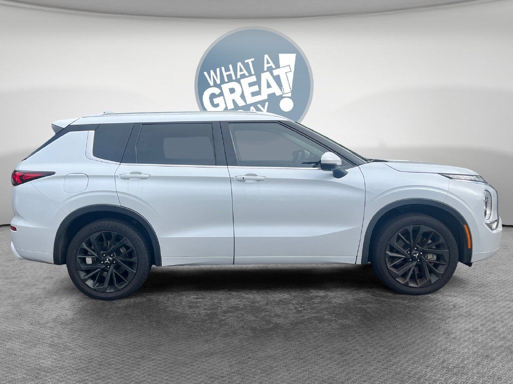 Used 2022 Mitsubishi Outlander SEL FWD image 2