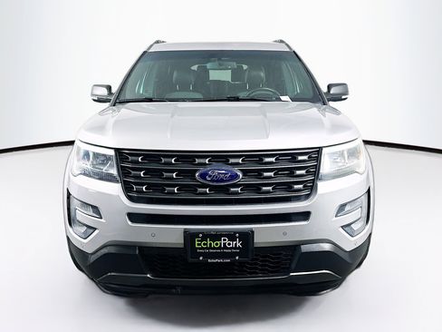 Used 2017 Ford Explorer XLT w/ Equipment Group 202A image 2