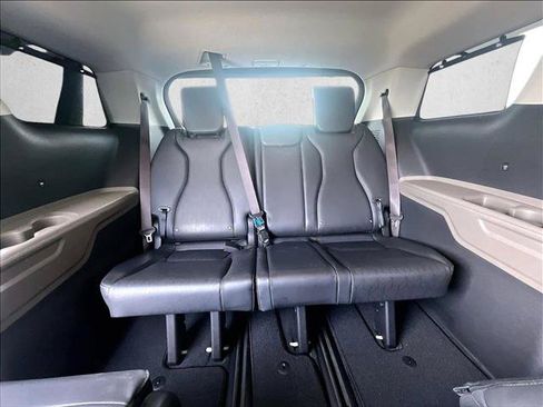 Used 2025 Kia Carnival EX FWD image 30