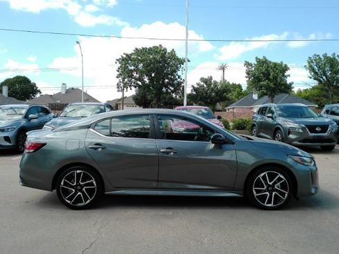 Used 2025 Nissan Sentra SR w/ SR Premium Package FWD image 5