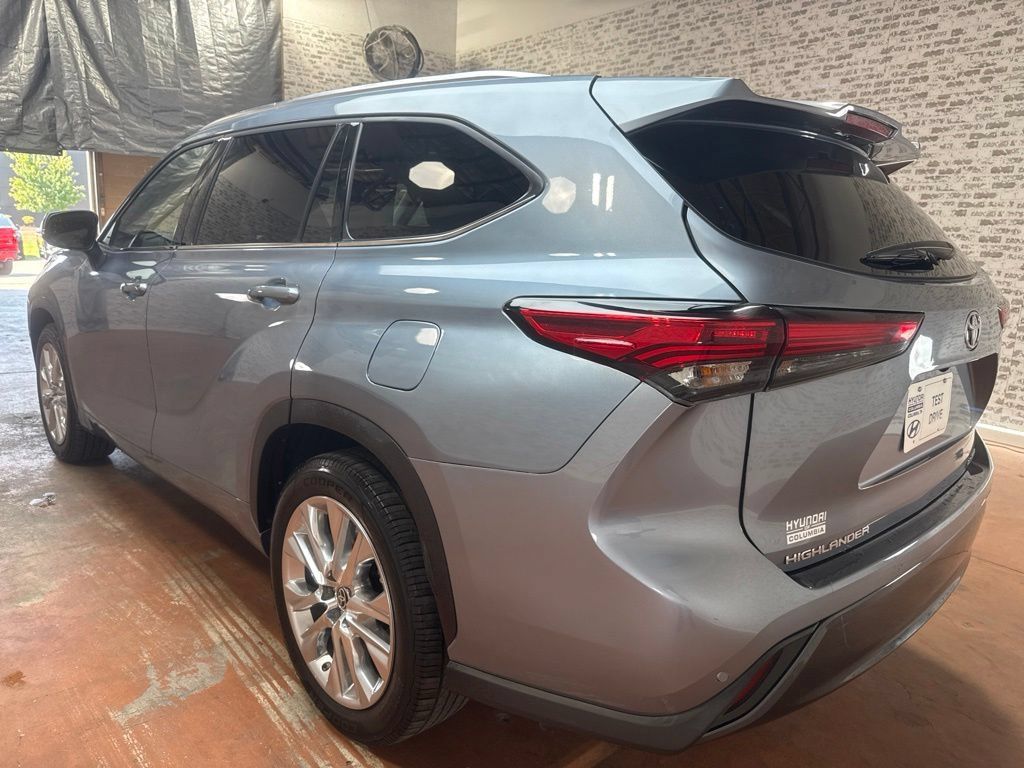 Used 2023 Toyota Highlander Limited FWD image 5