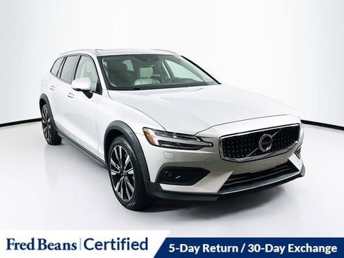 Used 2022 Volvo V60 T5 Cross Country w/ Advanced Package image 1