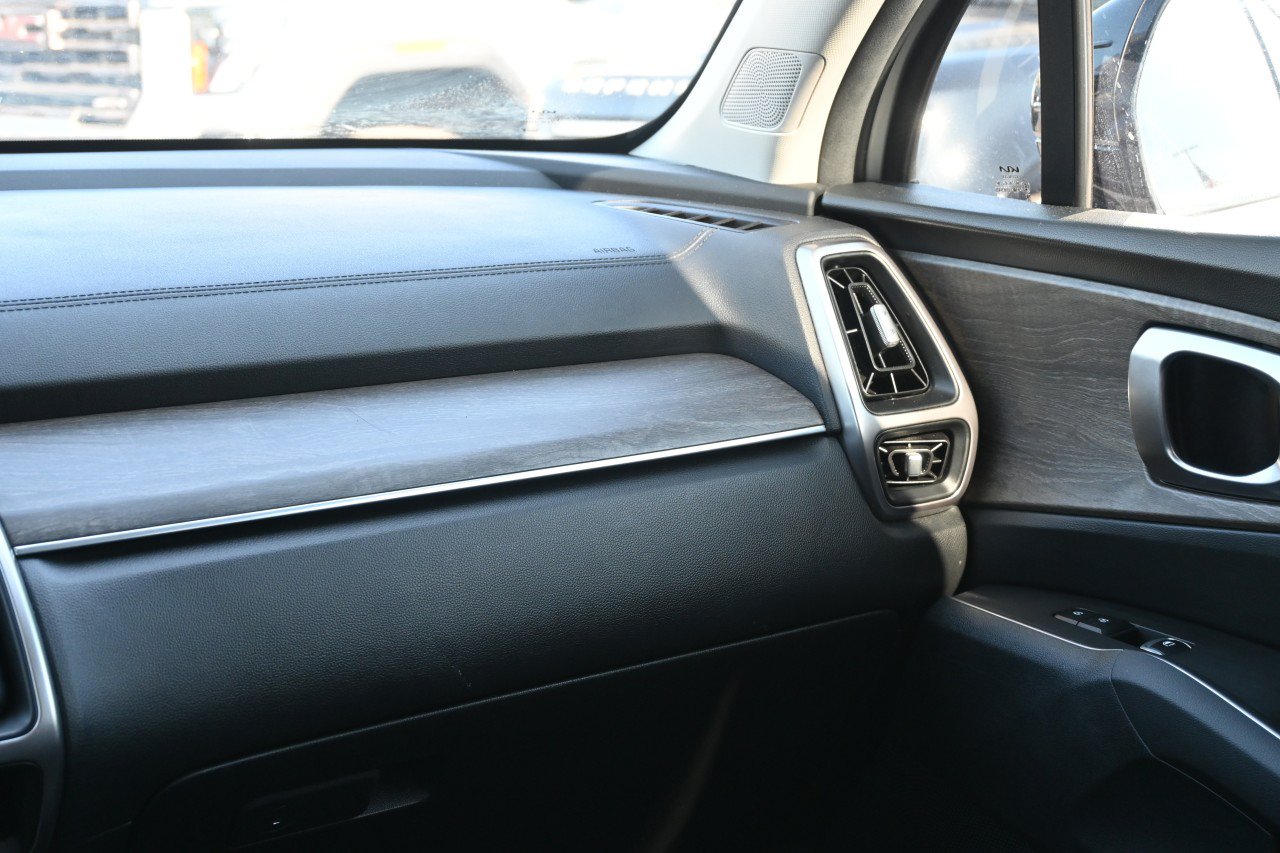 Used 2023 Kia Sorento EX w/ Panoramic Sunroof Package FWD image 8