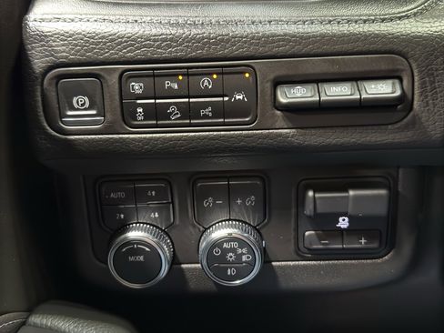 Used 2024 GMC Yukon XL Denali w/ Advanced Technology Package image 39