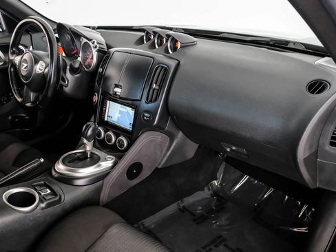 Used 2014 Nissan 370Z Roadster image 9