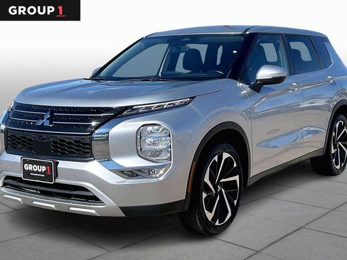 Used 2024 Mitsubishi Outlander SE image 1