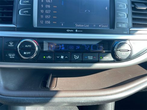 Used 2015 Toyota Highlander XLE image 19