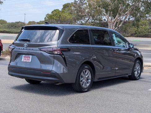Used 2025 Toyota Sienna LE FWD image 14